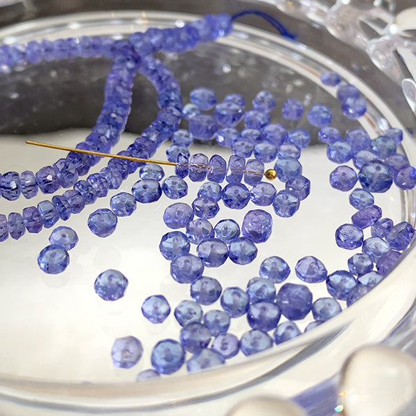 【天然石】 タンザナイト (ボタンカット) 大きさ 約1.3~2.5×2.8~4mm 穴径 約0.4~0.5mm