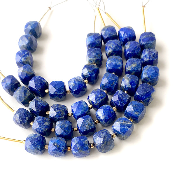 Lapis lazuli (square box cube cut) Size approx. 8.5 x 8.5 mm Hole diameter approx. 0.5-0.6 mm
