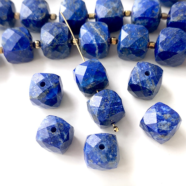 Lapis lazuli (square box cube cut) Size approx. 8.5 x 8.5 mm Hole diameter approx. 0.5-0.6 mm