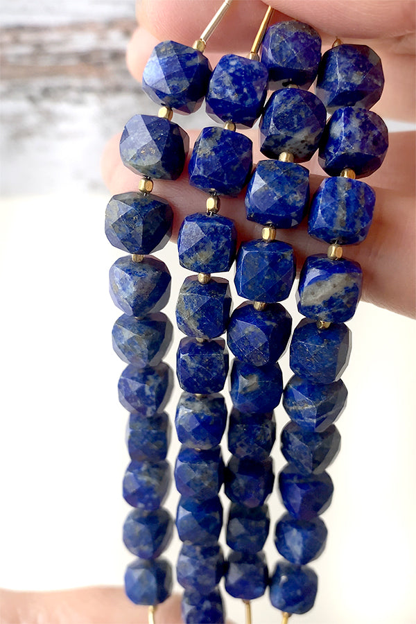 Lapis lazuli (square box cube cut) Size approx. 8.5 x 8.5 mm Hole diameter approx. 0.5-0.6 mm