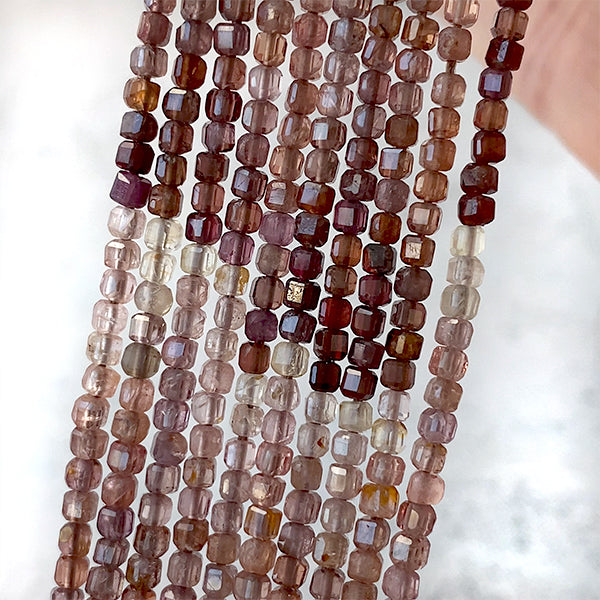 Spinel (cube square cut) Brown Size: Approx. 2-2.5mm Hole diameter: Approx. 0.4-0.5mm