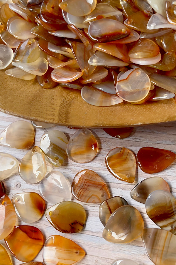Carnelian (petals) Size: Approx. 12-14 x 16-19mm Hole diameter: Approx. 0.8mm