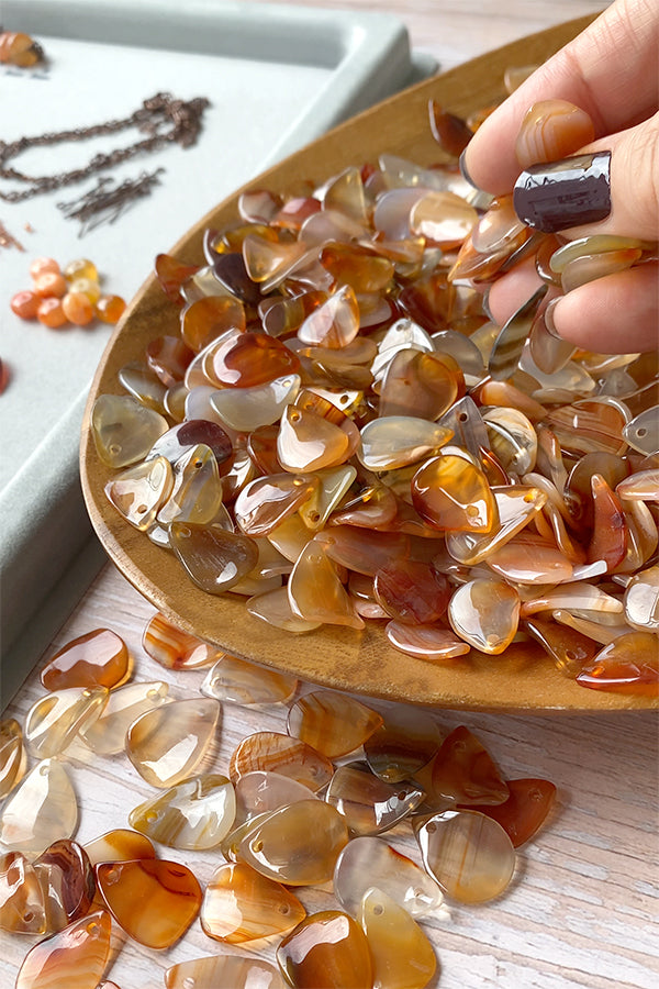 Carnelian (petals) Size: Approx. 12-14 x 16-19mm Hole diameter: Approx. 0.8mm
