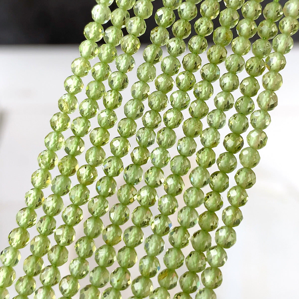 Peridot (round cut) Size: approx. 2.8-3 x 3 mm Hole diameter: approx. 0.5 mm