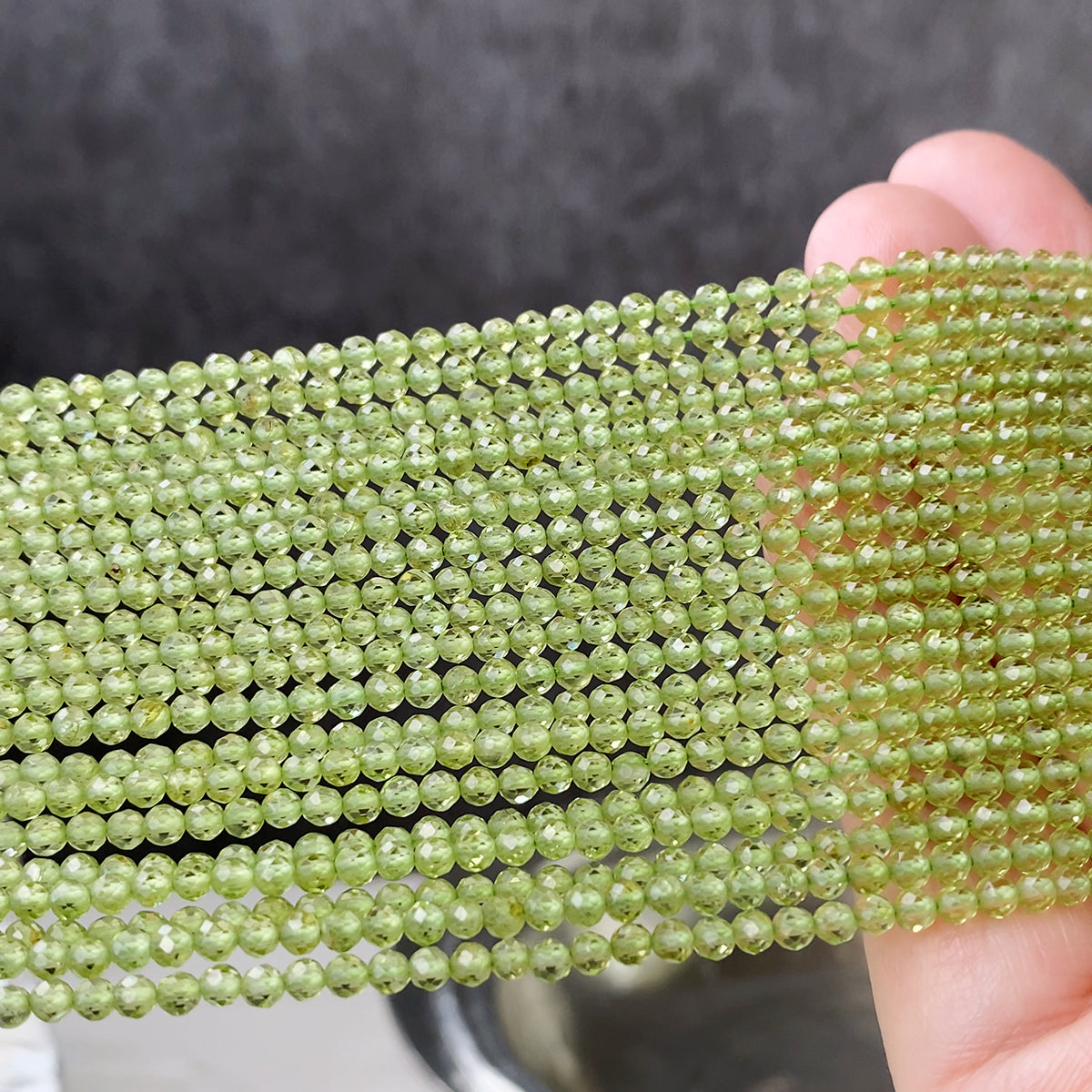 Peridot (round cut) Size: approx. 2.8-3 x 3 mm Hole diameter: approx. 0.5 mm