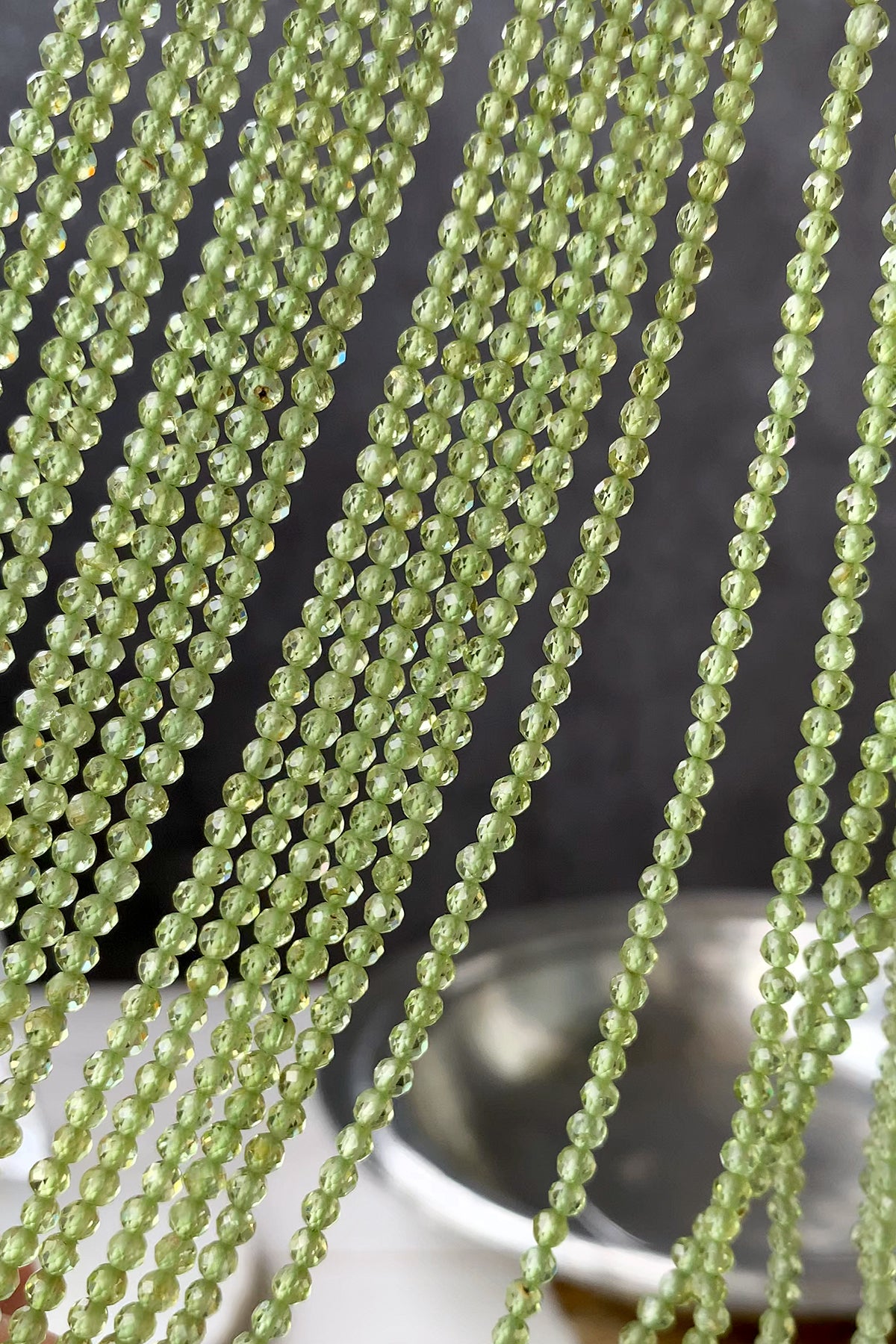 Peridot (round cut) Size: approx. 2.8-3 x 3 mm Hole diameter: approx. 0.5 mm