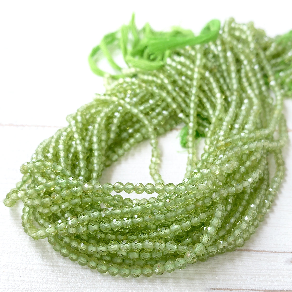 Peridot (round cut) Size: approx. 2.8-3 x 3 mm Hole diameter: approx. 0.5 mm