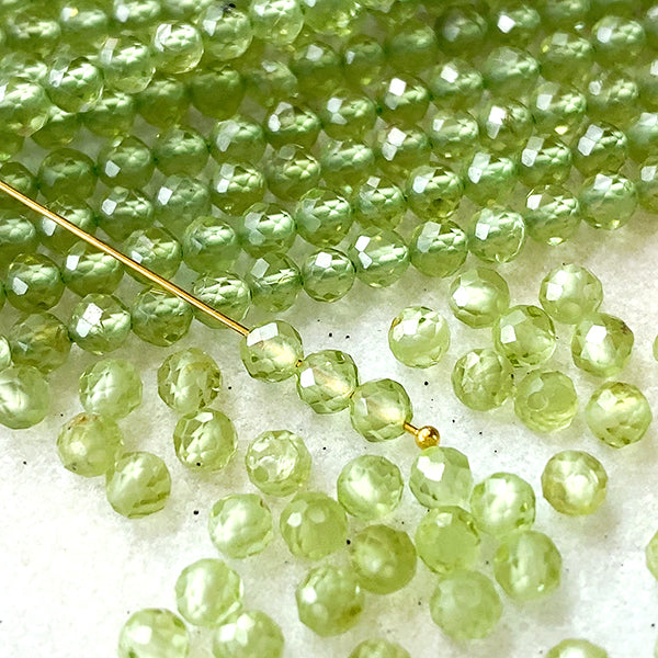 Peridot (round cut) Size: approx. 2.8-3 x 3 mm Hole diameter: approx. 0.5 mm
