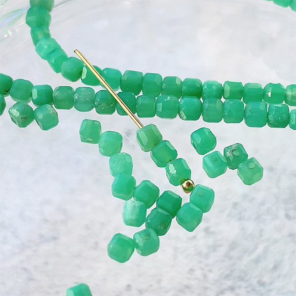 Chrysoprase (cube square cut) Size: approx. 2.5 x 2.5 mm Hole diameter: approx. 0.4 to 0.5 mm