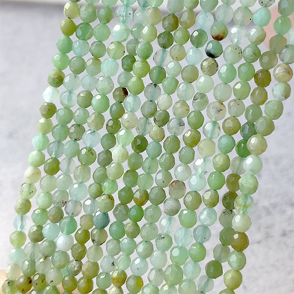 Chrysoprase (round cut) Size: Approx. 3-3.3mm Hole diameter: Approx. 0.4-0.5mm