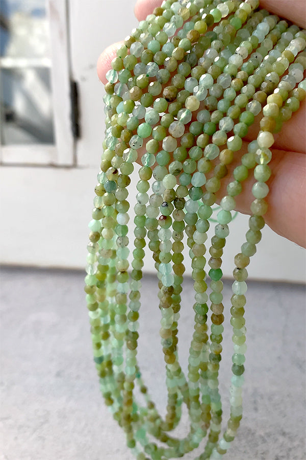 Chrysoprase (round cut) Size: Approx. 3-3.3mm Hole diameter: Approx. 0.4-0.5mm