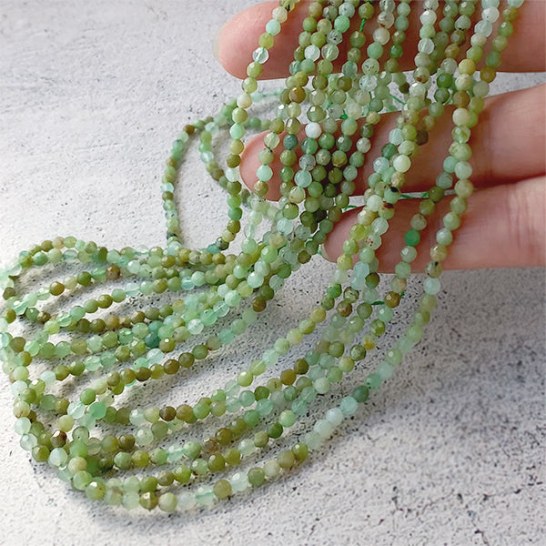 Chrysoprase (round cut) Size: Approx. 3-3.3mm Hole diameter: Approx. 0.4-0.5mm