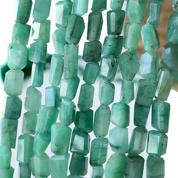 Emerald (tumble cut) Size: Approx. 6-9 x 5-6 mm Hole diameter: Approx. 0.4-0.5 mm