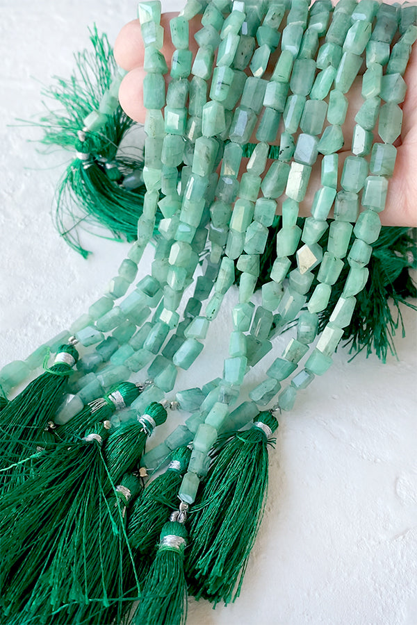 Emerald (tumble cut) Size: Approx. 6-9 x 5-6 mm Hole diameter: Approx. 0.4-0.5 mm