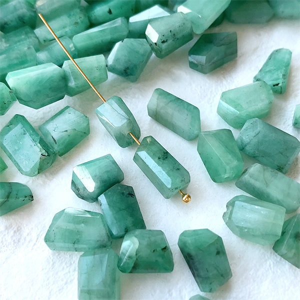 Emerald (tumble cut) Size: Approx. 6-9 x 5-6 mm Hole diameter: Approx. 0.4-0.5 mm