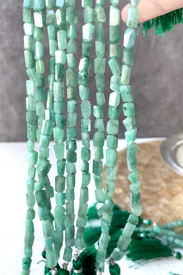 Emerald (tumble cut) Size: Approx. 6-9 x 5-6 mm Hole diameter: Approx. 0.4-0.5 mm