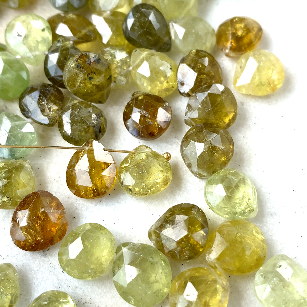 グロッシュラーガーネット (フラットマロンカット) 大きさ 約7.5~8.5×8.5~9.5mm 穴径 約0.3~0.4mm