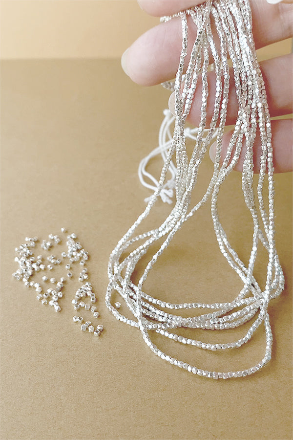 カレンシルバー (カットビーズ 小) 大きさ 約1.3×1.5mm 穴径 約0.6~0.7mm