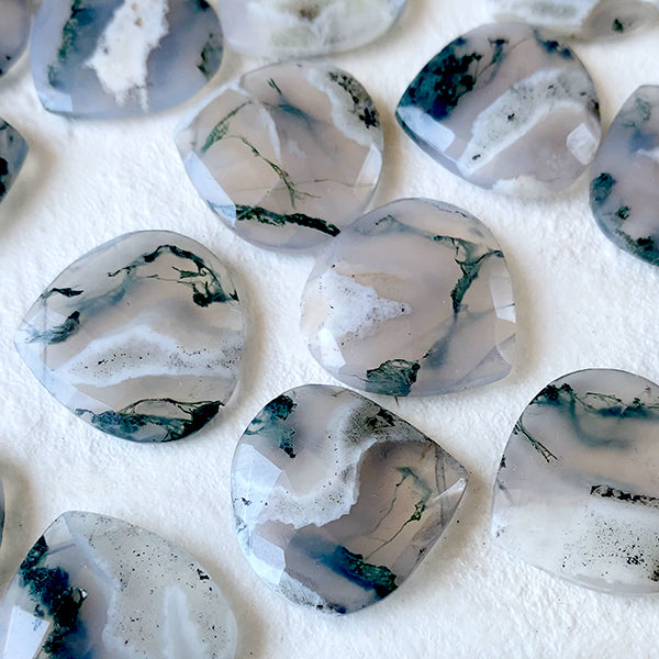 Peacock Quartz (Flat Maroon Plain) Size: Approx. 20 x 20 mm Hole diameter: Approx. 0.4 mm