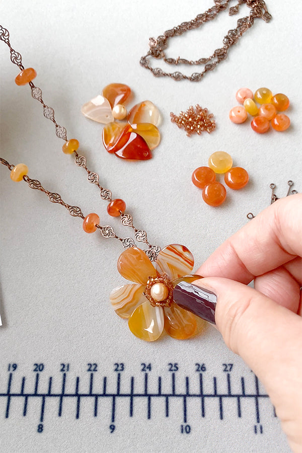Carnelian (petals) Size: Approx. 12-14 x 16-19mm Hole diameter: Approx. 0.8mm