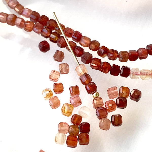 Spinel (cube square cut) Orange color Size: approx. 2-2.5mm Hole diameter: approx. 0.4-0.5mm