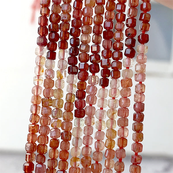 Spinel (cube square cut) Orange color Size: approx. 2-2.5mm Hole diameter: approx. 0.4-0.5mm