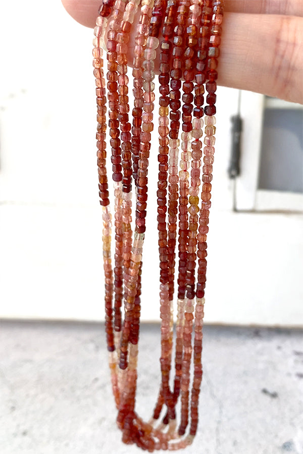 Spinel (cube square cut) Orange color Size: approx. 2-2.5mm Hole diameter: approx. 0.4-0.5mm