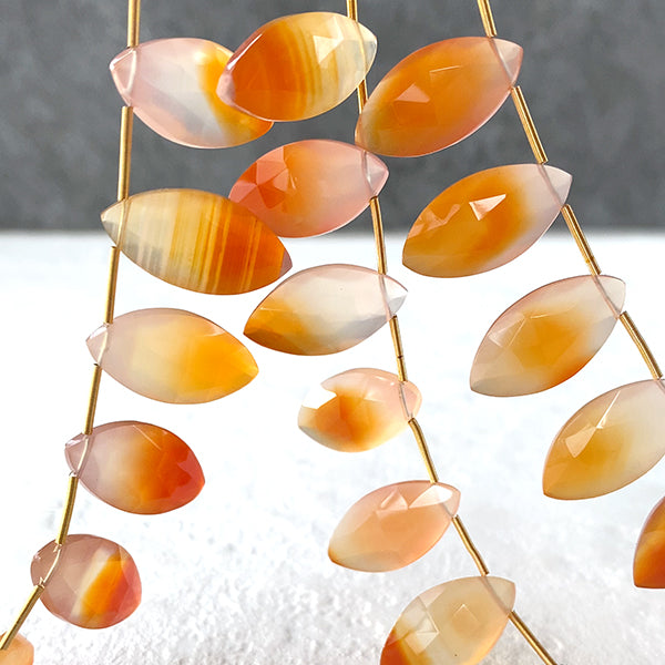 Montana Agate (Marquise Cut) A-C Orange Size: Approx. 10 x 20 mm Hole diameter: Approx. 0.4-0.5 mm 6 pieces