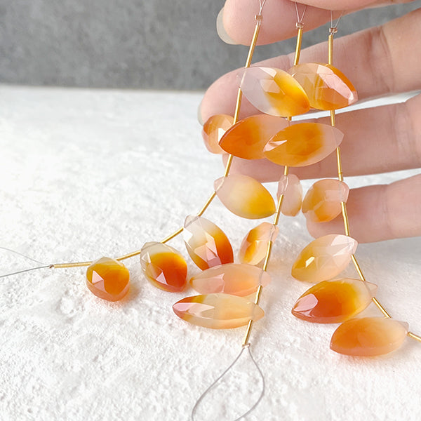 Montana Agate (Marquise Cut) A-C Orange Size: Approx. 10 x 20 mm Hole diameter: Approx. 0.4-0.5 mm 6 pieces