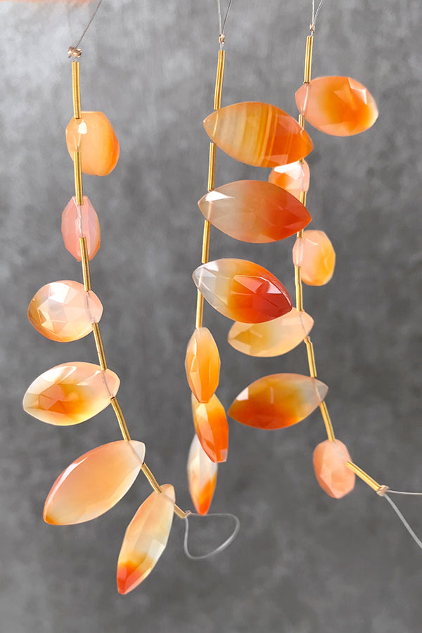 Montana Agate (Marquise Cut) A-C Orange Size: Approx. 10 x 20 mm Hole diameter: Approx. 0.4-0.5 mm 6 pieces