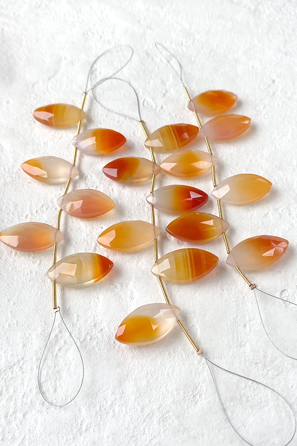 Montana Agate (Marquise Cut) A-C Orange Size: Approx. 10 x 20 mm Hole diameter: Approx. 0.4-0.5 mm 6 pieces