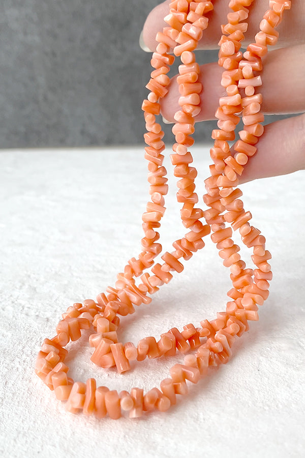 Pink coral (branch chip) Size: Approx. 2-3 x 4-7 mm Hole diameter: Approx. 0.4-0.5 mm