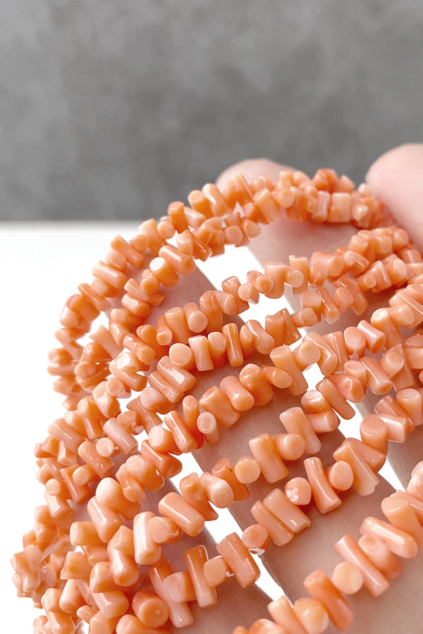 Pink coral (branch chip) Size: Approx. 2-3 x 4-7 mm Hole diameter: Approx. 0.4-0.5 mm