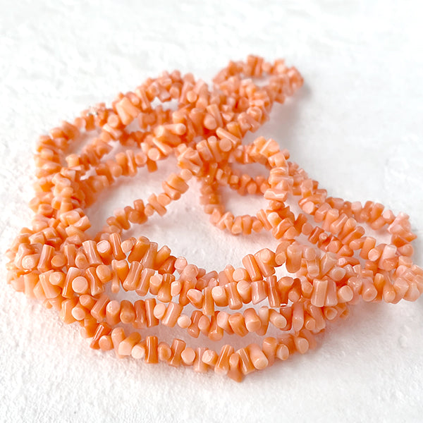 Pink coral (branch chip) Size: Approx. 2-3 x 4-7 mm Hole diameter: Approx. 0.4-0.5 mm