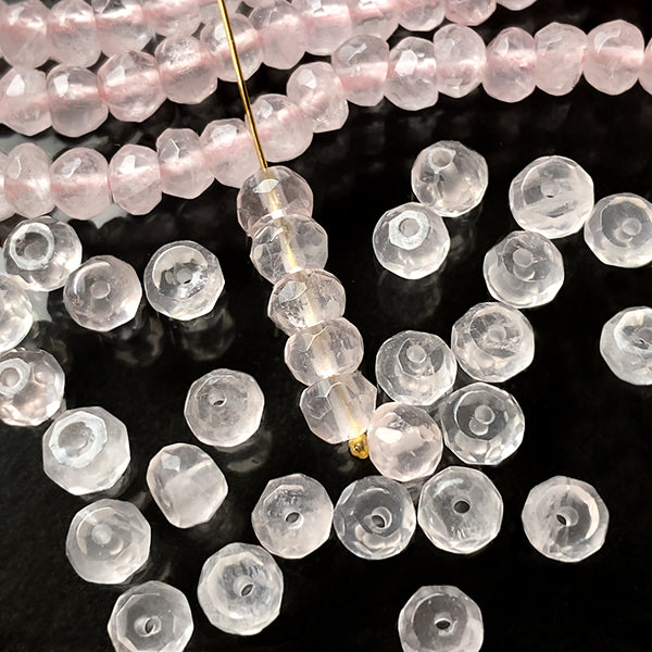Rose quartz (button cut) Size: approx. 3 x 4 mm Hole diameter: approx. 0.5 to 0.6 mm