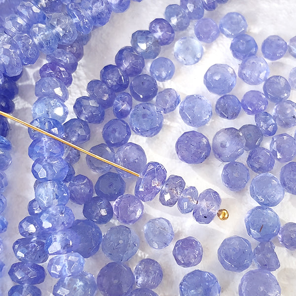 タンザナイト (ボタンカット) 大きさ 約1.5~3×3.5~4.5mm 穴径 約0.3~0.4mm