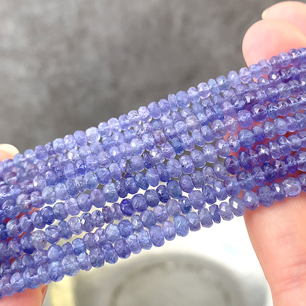 タンザナイト (ボタンカット) 大きさ 約1.5~3×3.5~4.5mm 穴径 約0.3~0.4mm