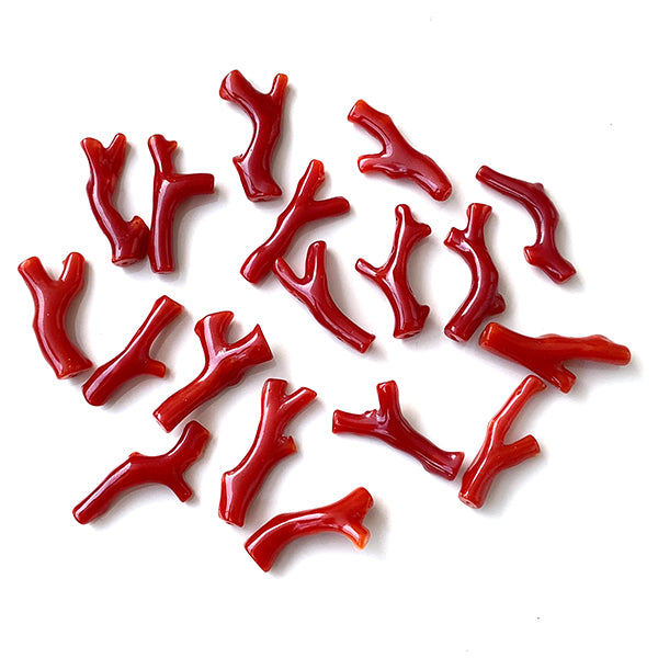 Blood red coral (branch) 19-36 Size: approx. 19.5-23 x 8-12 mm Hole diameter: approx. 0.8 mm 1 piece
