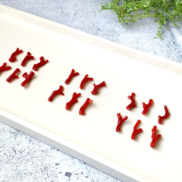 Blood red coral (branch) 19-36 Size: approx. 19.5-23 x 8-12 mm Hole diameter: approx. 0.8 mm 1 piece
