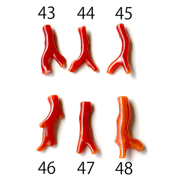 Blood red coral Red coral (branch) 37-64 Size: approx. 18.5-24.5 x 9-13 mm Hole diameter: approx. 0.8 mm 1 piece