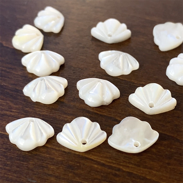 マザーオブパール (葉 リーフ 扇) 大きさ 約8.5×11mm 穴径 0.8mm 1個