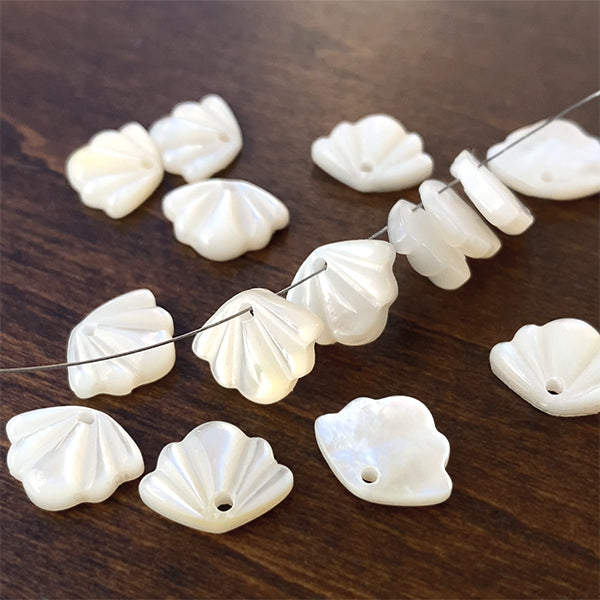 マザーオブパール (葉 リーフ 扇) 大きさ 約8.5×11mm 穴径 0.8mm 1個