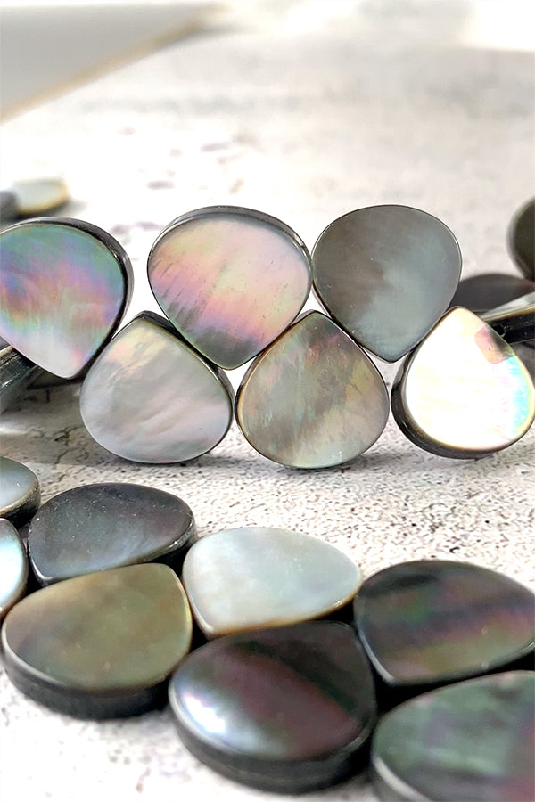 Black shell (flat marron plain) Size: approx. 16 x 16 mm Hole diameter: approx. 0.6 to 0.7 mm 3 pieces