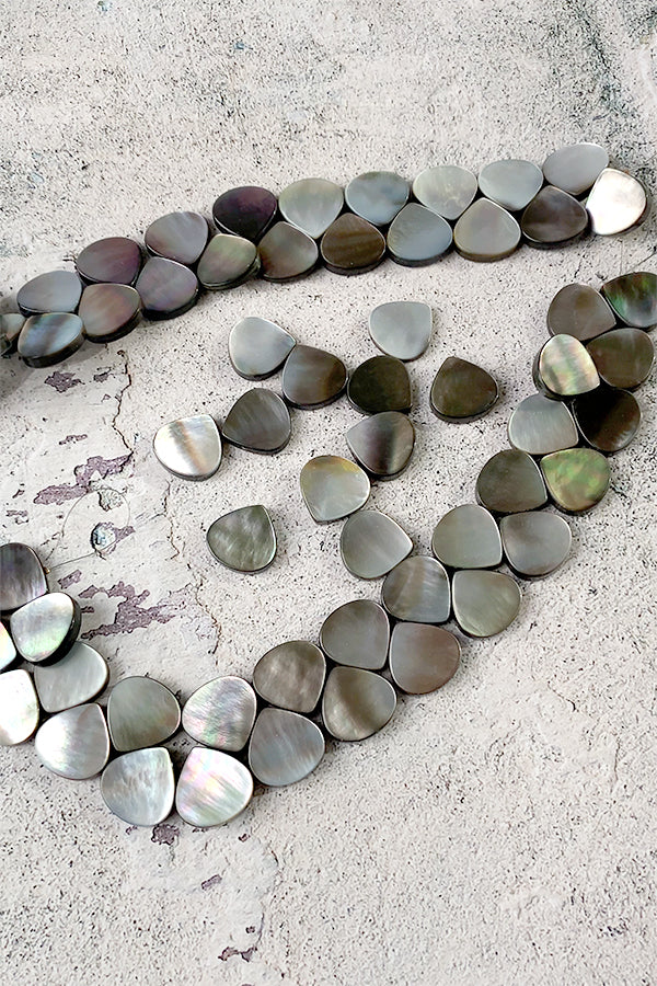 Black shell (flat marron plain) Size: approx. 16 x 16 mm Hole diameter: approx. 0.6 to 0.7 mm 3 pieces