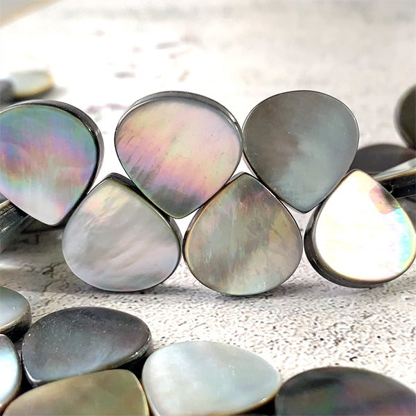 Black shell (flat marron plain) Size: approx. 16 x 16 mm Hole diameter: approx. 0.6 to 0.7 mm 3 pieces