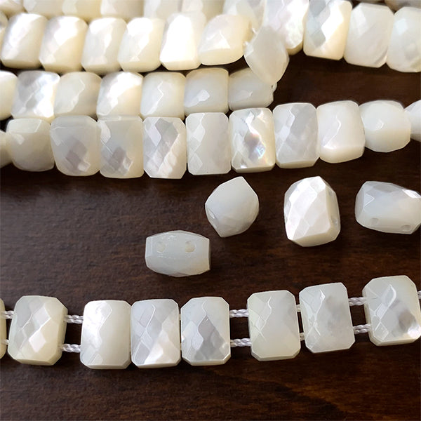 マザーオブパール (スクエア) 2穴 大きさ 約6×8mm 厚み 約6mm 穴径 約0.7mm