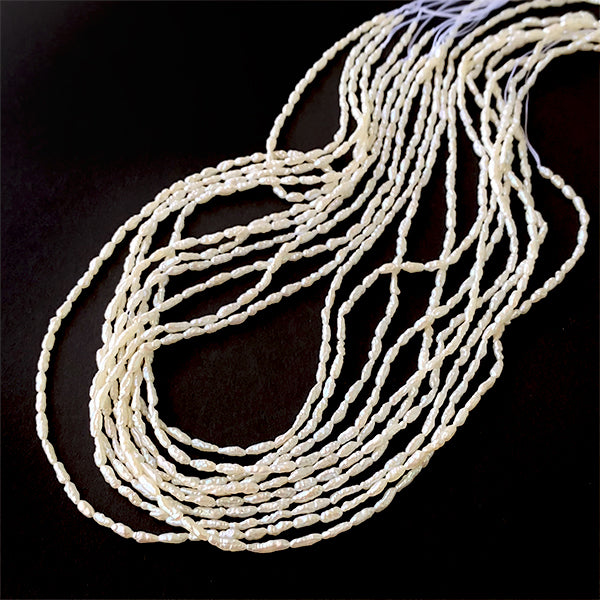 【淡水パール】 (ライス ライスバロック ロングライス) 大きさ 約5~7.5×2~2.3mm 穴径 約0.5mm 約62~65個 約35cm