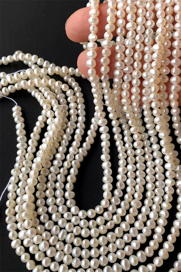 【淡水パール】 (ポテト) 大きさ 約3.8~4×4.5~5mm 穴径 約0.4~0.5mm 89~91個 約35cm