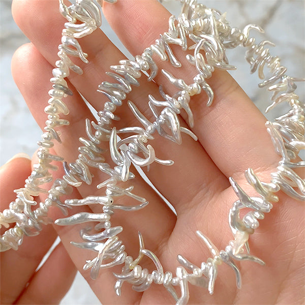 あこや真珠 (ツノ ケシ スティック 芥子) ライトグレー 大きさ 約1.2~2×7~11mm 穴径 約0.4~0.5mm
