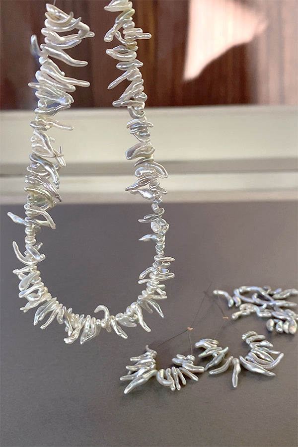 あこや真珠 (ツノ ケシ スティック 芥子) ライトグレー 大きさ 約1.2~2×7~11mm 穴径 約0.4~0.5mm